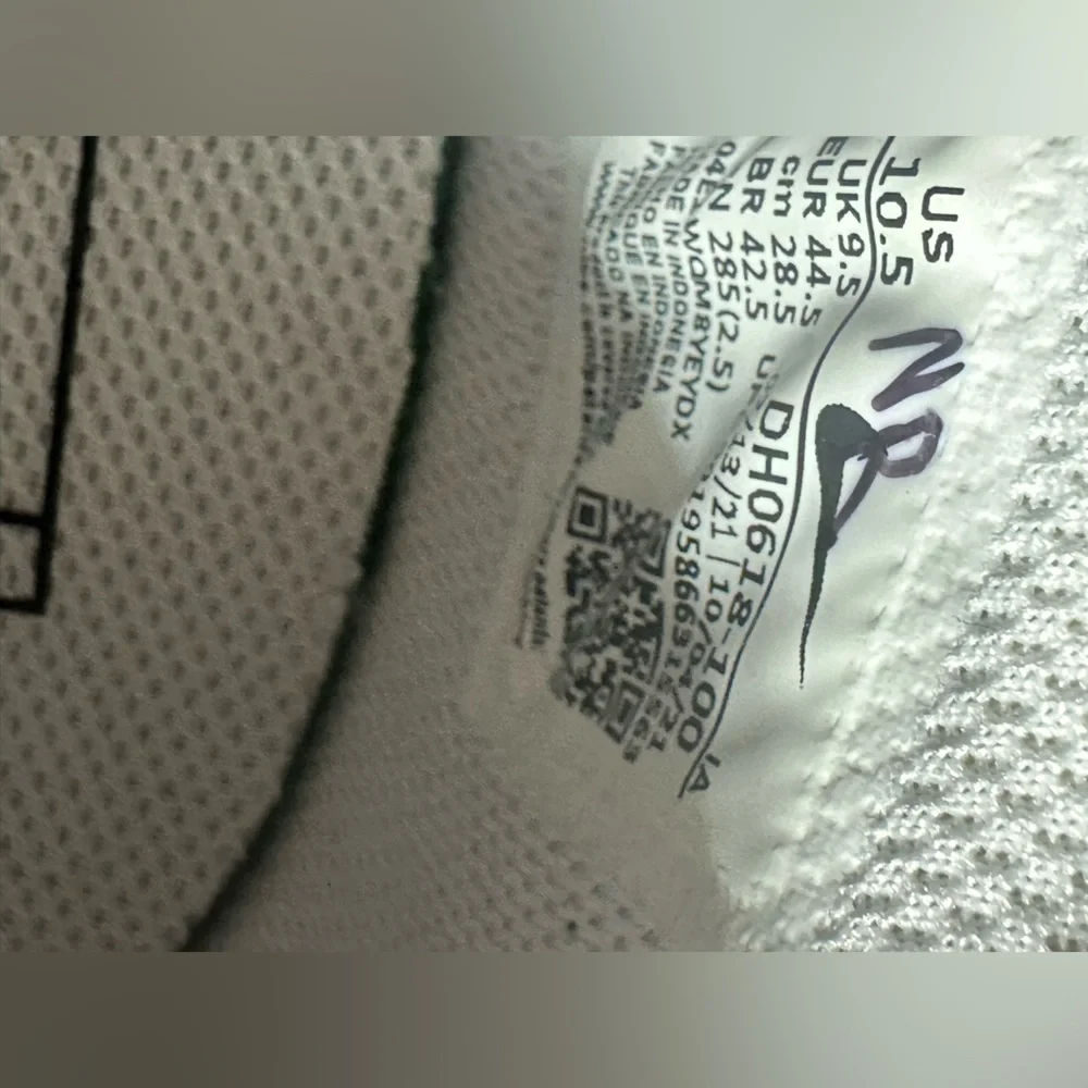 Nike White and Black Mesh Sport‎ Sneakers